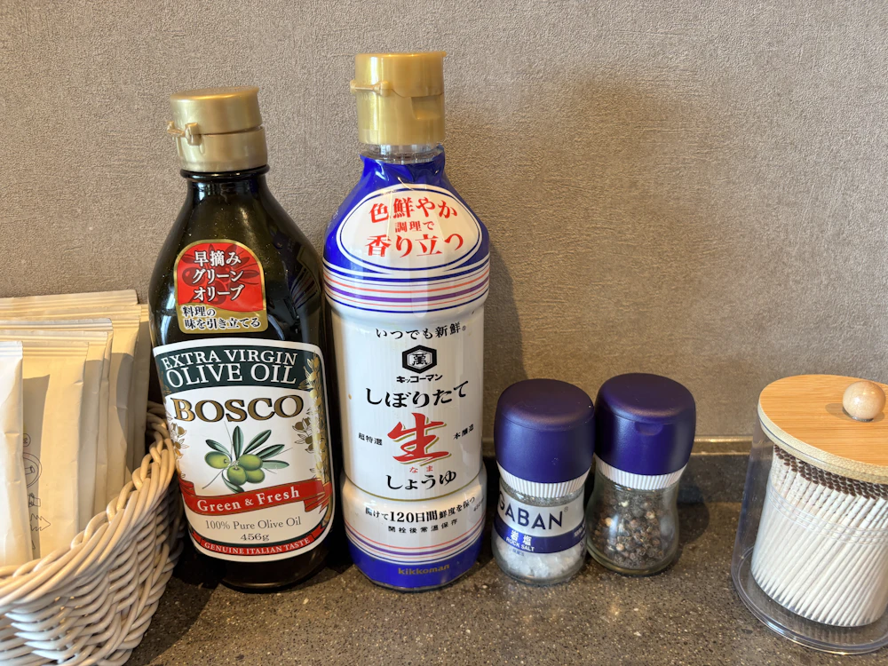 備え付けの基本調味料（塩・胡椒・醤油・オリーブオイル