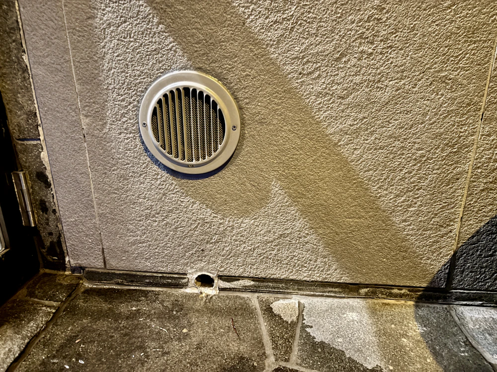 広いサウナの排水設備