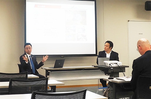 「株式上場を目指す社長塾」セミナーでの第2部トークセッションの様子。講師の株式会社ヒロホールディングス向山社長(左)と日本M&AセンターTOKYO PRO Market事業部の佐原(右)が対話形式で解説を進めている。