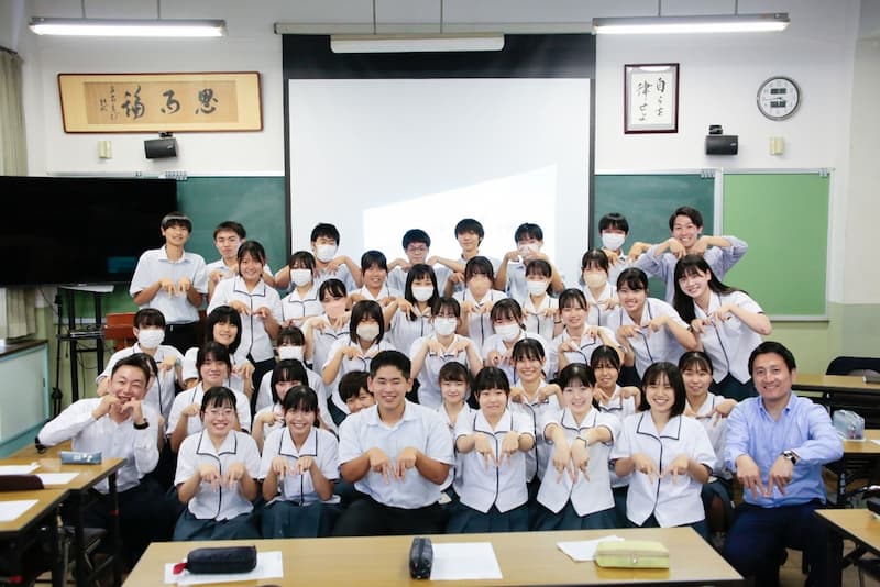 松山南高校（愛媛県）で出前授業開催！「企業と企業をつなぎ、地域経済を守るM&A」を伝える