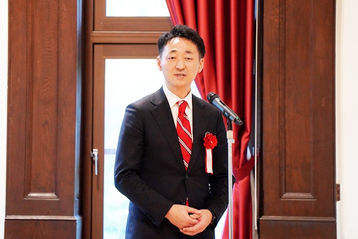札幌証券取引所のS-Adviser登録記念式典にて、スタンドマイクの前でスピーチを行う日本M&Aセンターの雨森