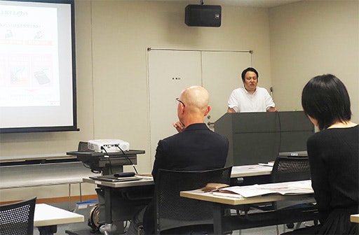 「株式上場を目指す社長塾」セミナーでの第1部講演の様子。プロジェクターで投影されたスライドを使い、壇上で日本M&AセンターTOKYO PRO Market事業部の佐原が説明を行っている。