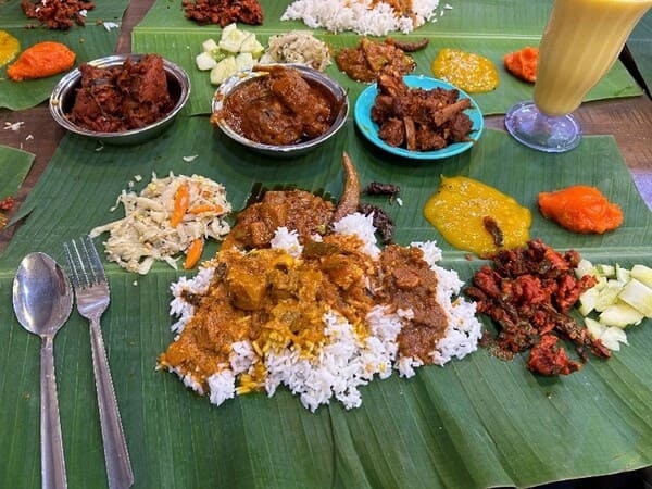 マレーシアのインド系ローカルフード、バナナリーフカレーの写真