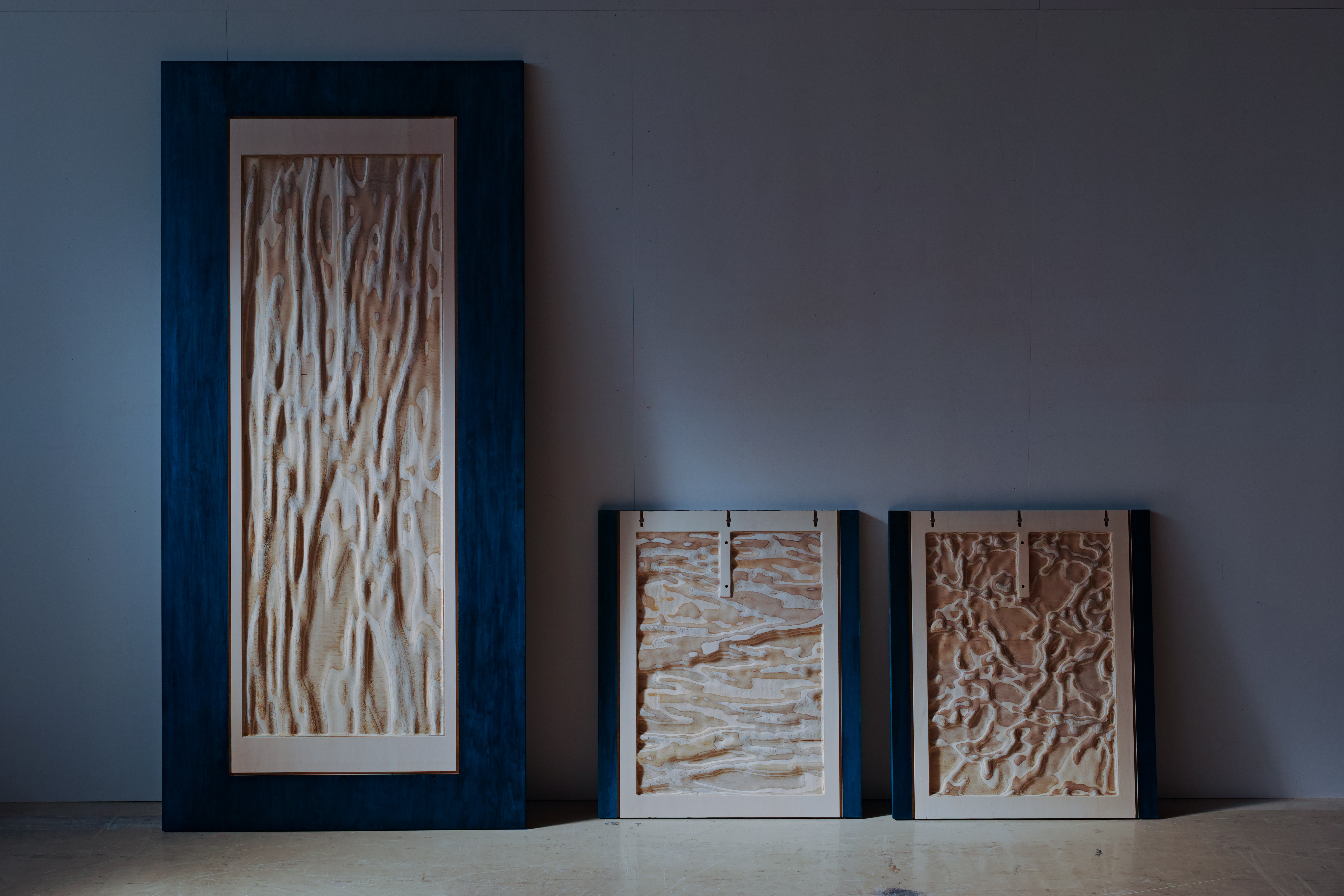 Plywood relief table / 合板を彫刻する — photo 3