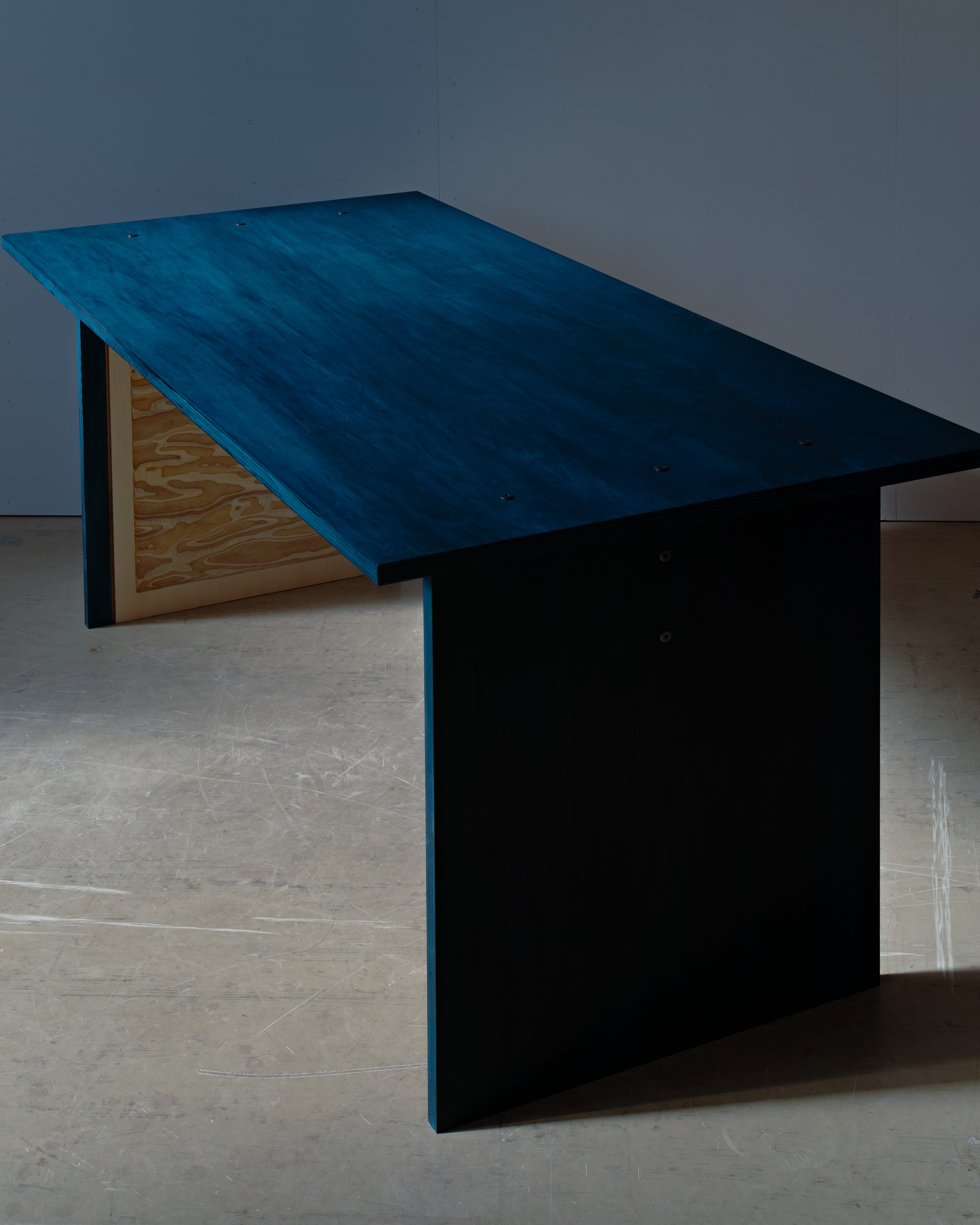 Plywood relief table / 合板を彫刻する — photo 1