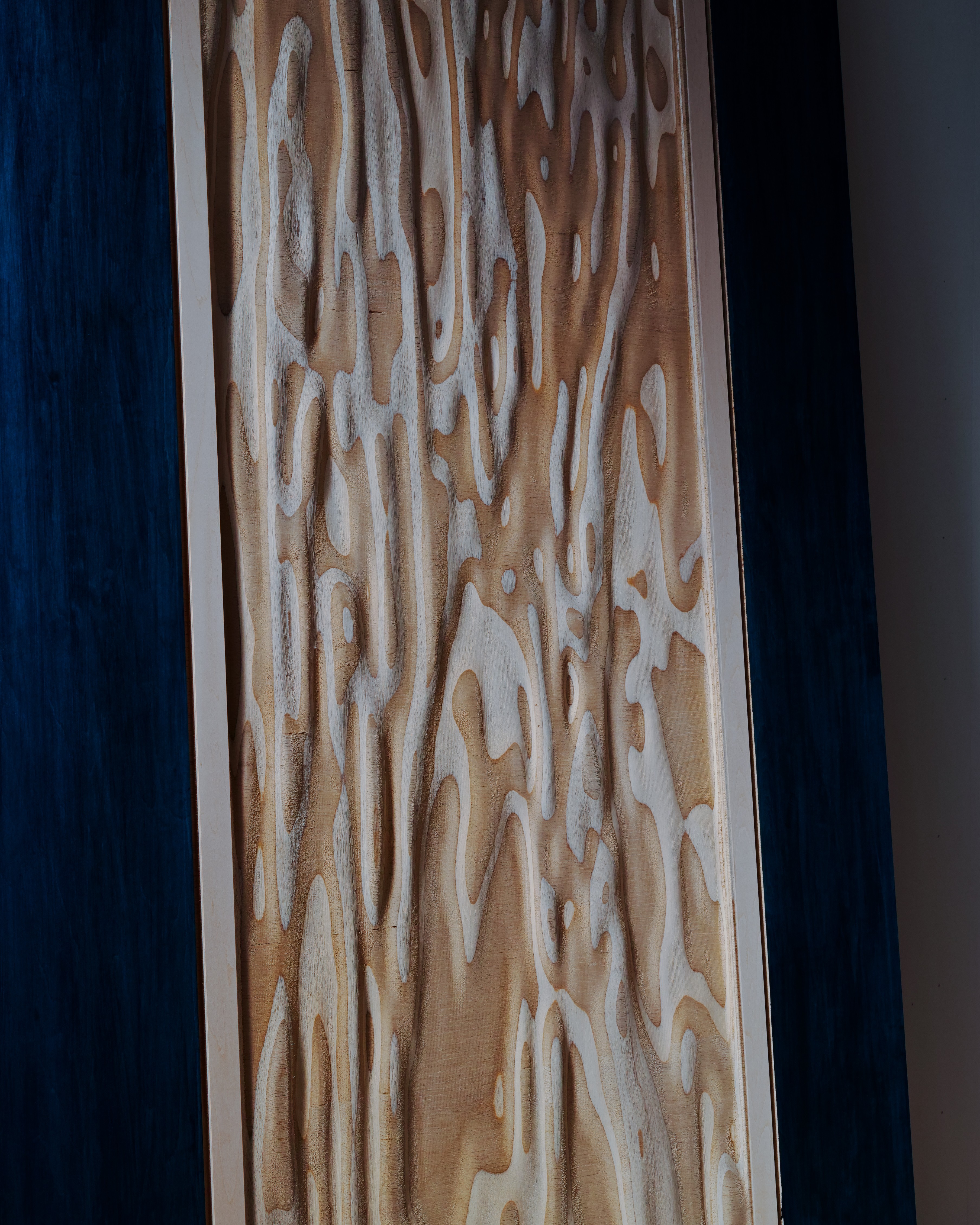 Plywood relief table / 合板を彫刻する