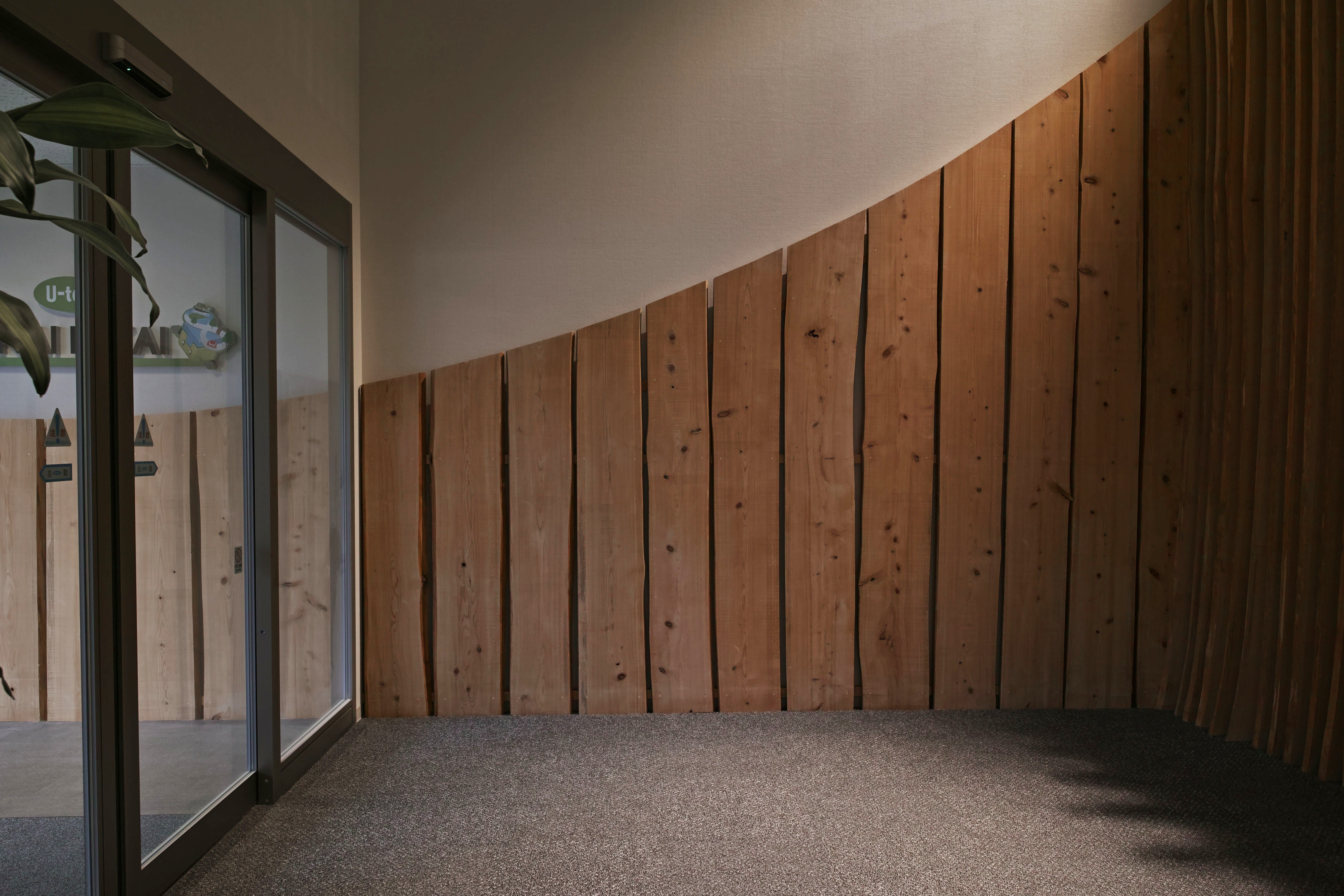 Entrance / 根曲がり材のエントランス — photo 1