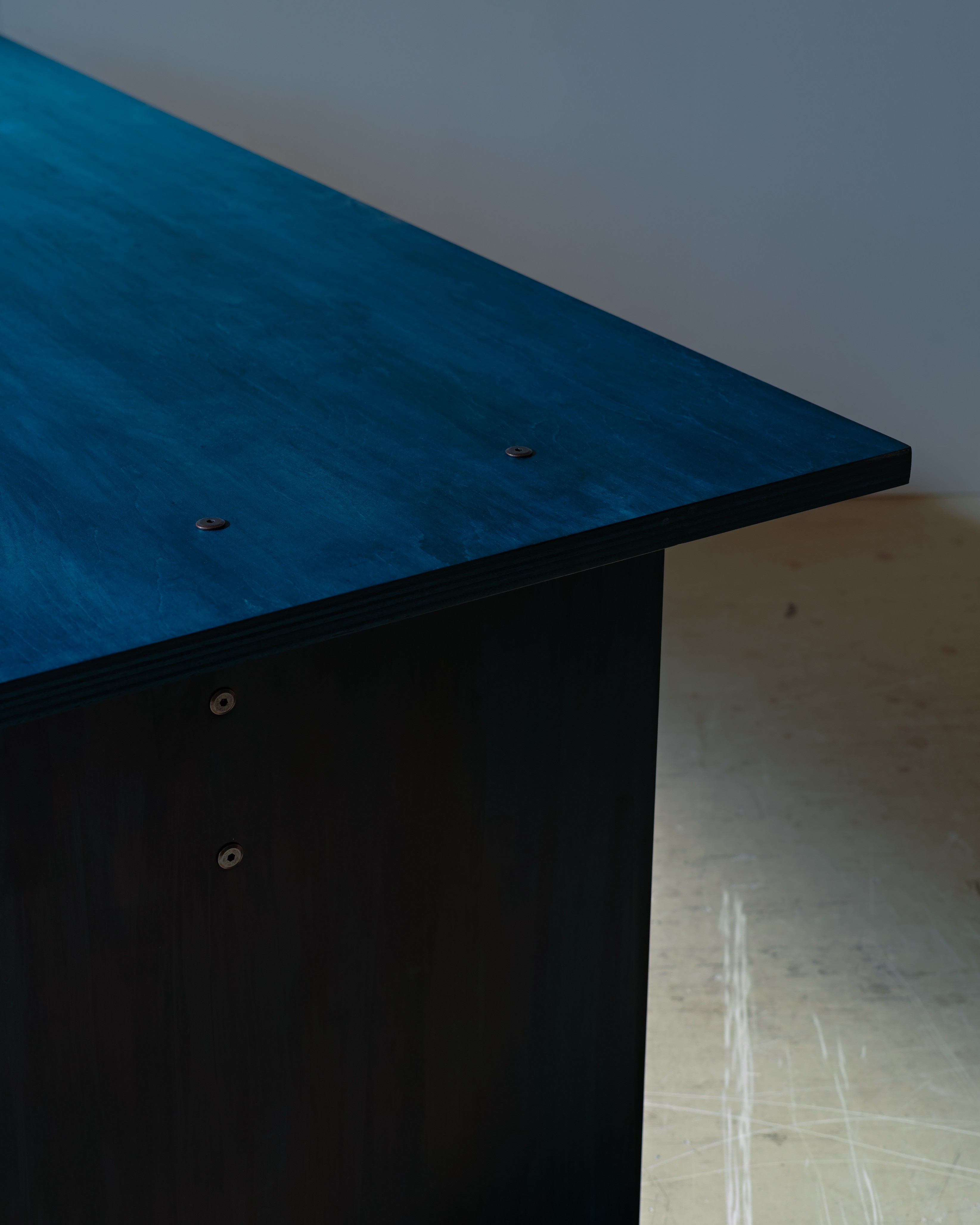 Plywood relief table / 合板を彫刻する — photo 4