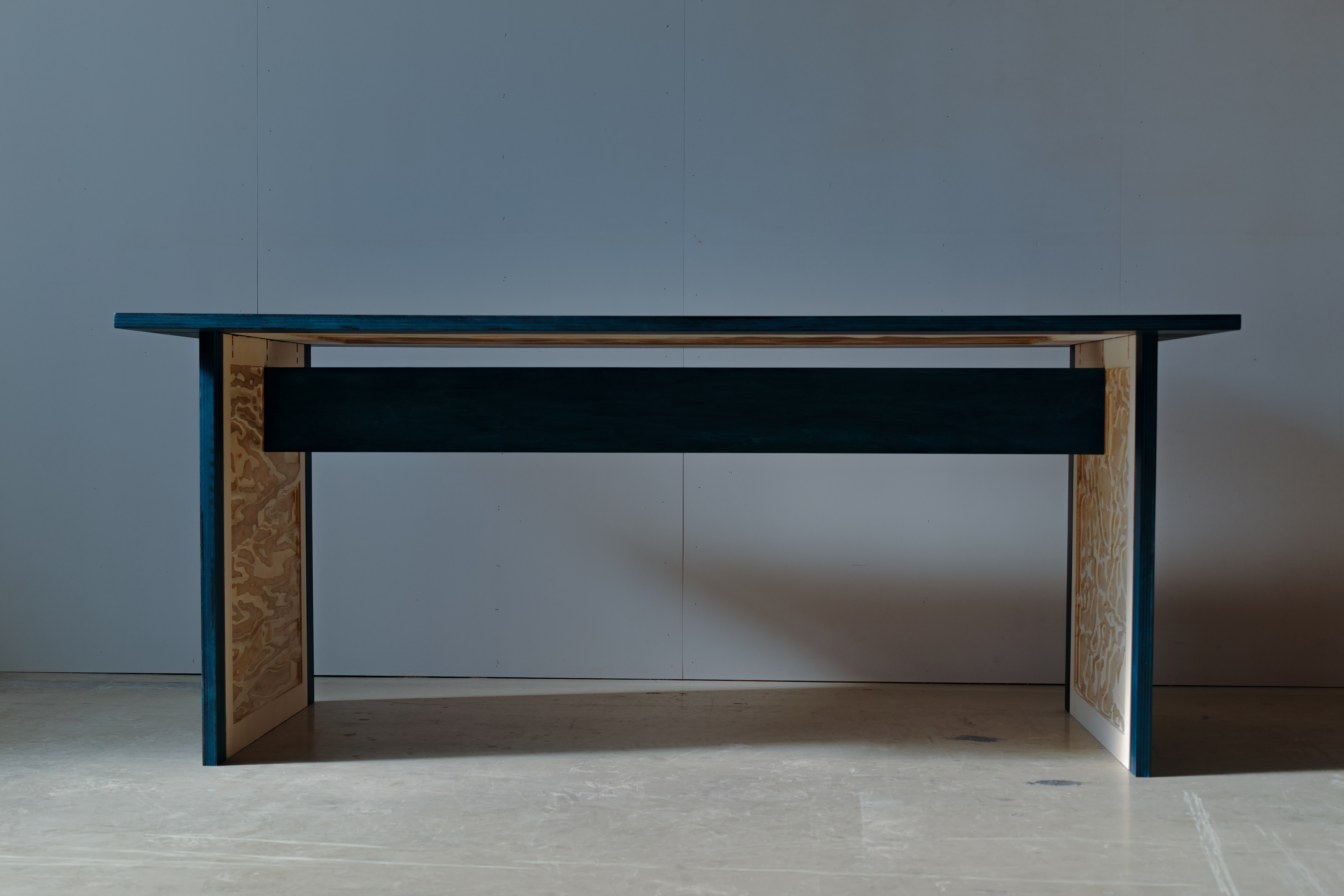 Plywood relief table / 合板を彫刻する — photo 2