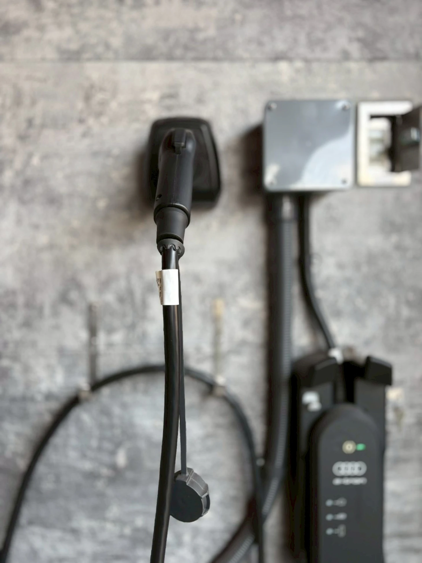 【施工事例】これからのEVライフを快適に！自宅に電気自動車用コンセントを新設工事
