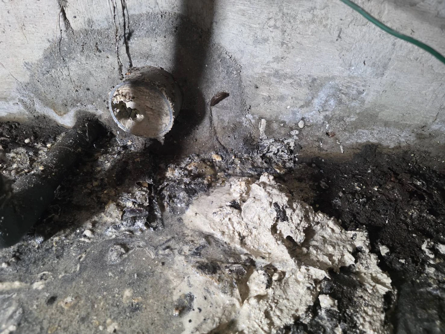 【横浜市保土ケ谷区】戸建てキッチンの排水つまりを修理｜屋外排水管の油汚れを除去