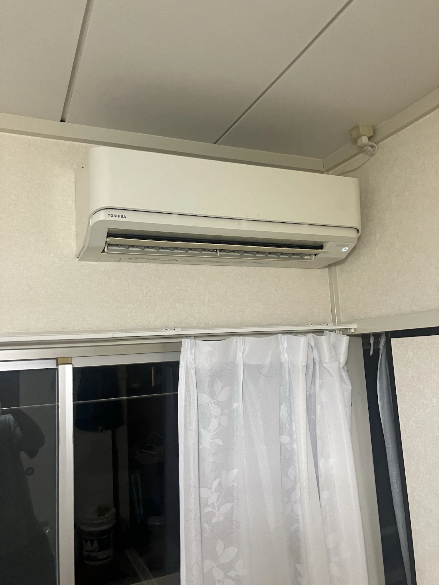 【横浜市港南区】エアコン交換工事｜古いエアコンを取り外して新品へ交換しました