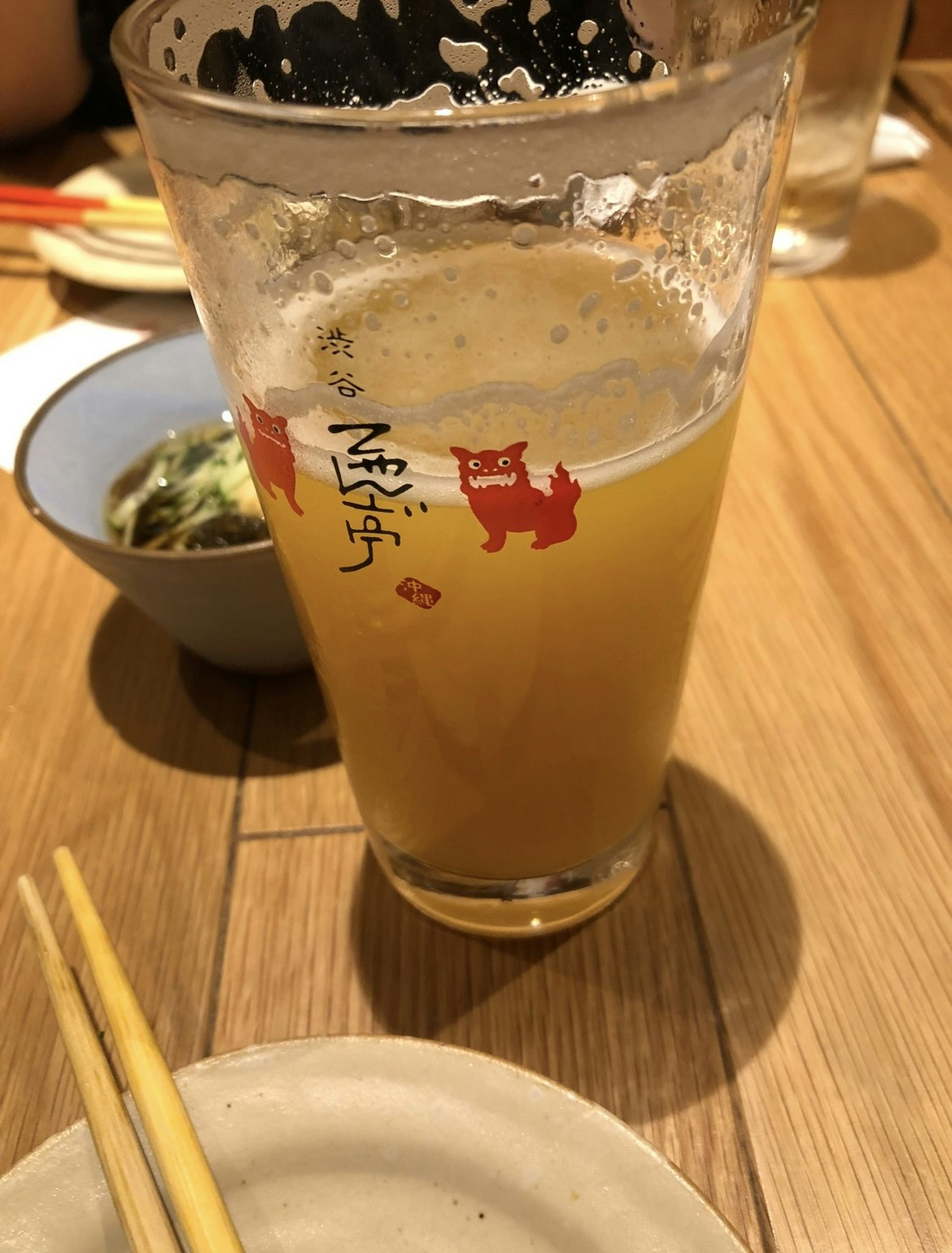 無事に席を確保して乾杯！一人では味わえない楽しさ ※筆者撮影