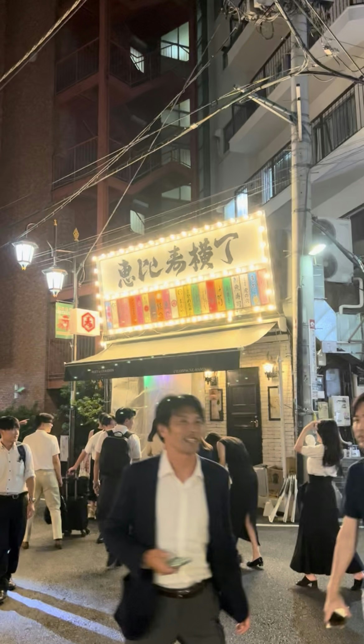 金曜の夜、多くの人で賑わう恵比寿横丁の入り口 ※筆者撮影）