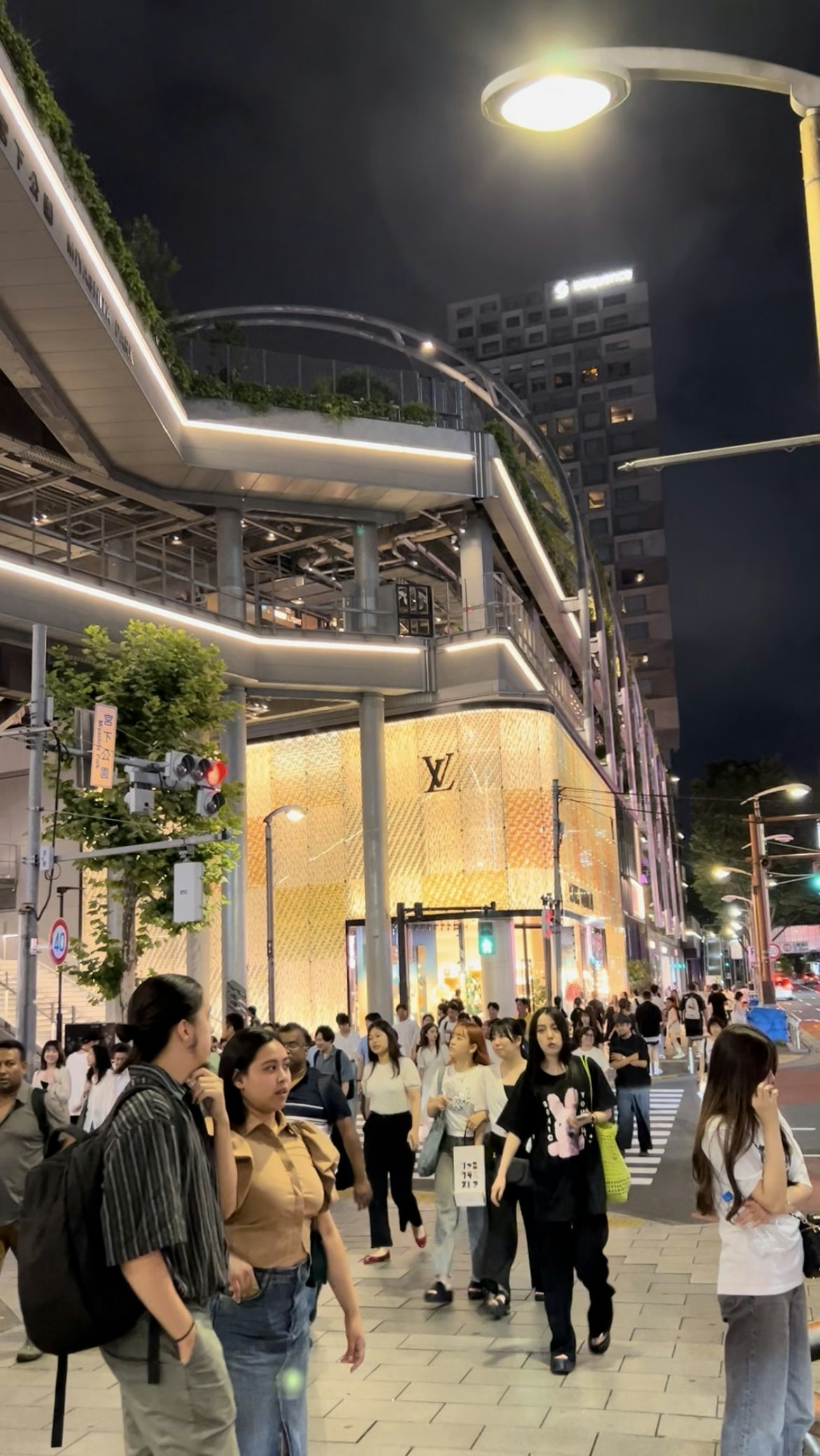 週末は歩くのも大変なほど賑わう宮下パーク周辺 ※筆者撮影