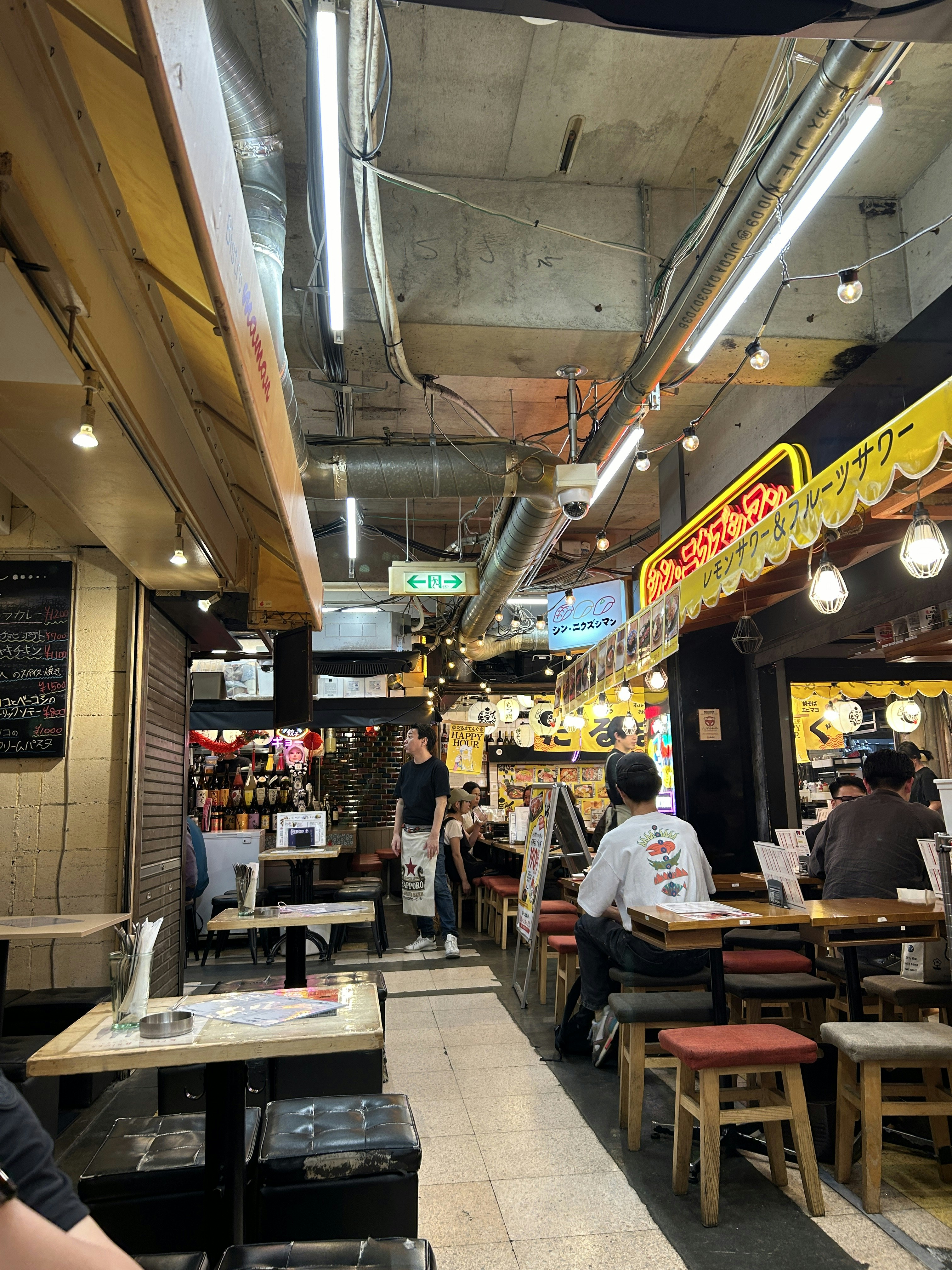 隙間なく埋まる店内。一人で飛び込むには勇気がいる ※筆者撮影）