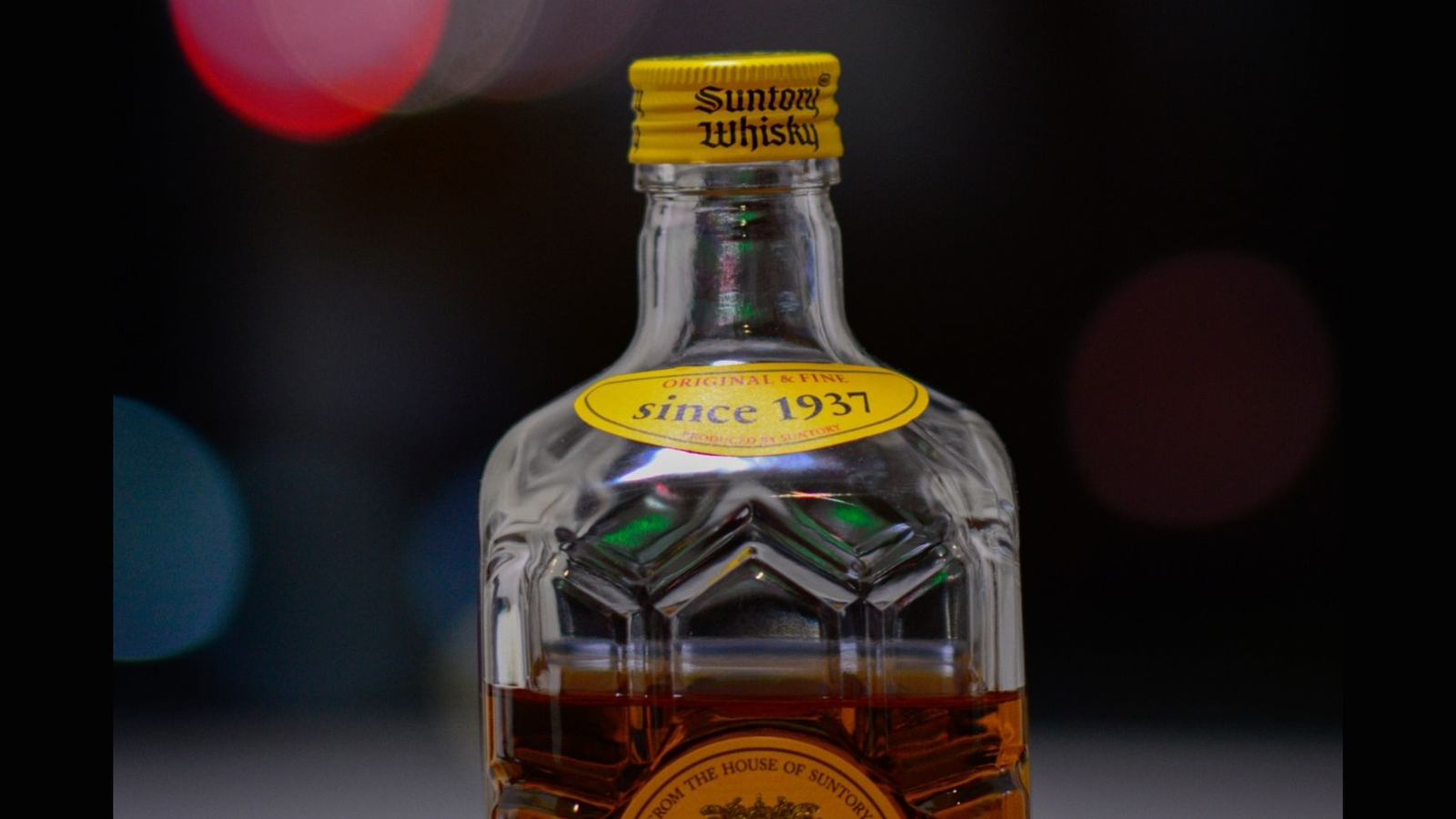 サントリーウイスキー角瓶のボトル。首元に「ORIGINAL & FINE since 1937」のラベルが貼られている