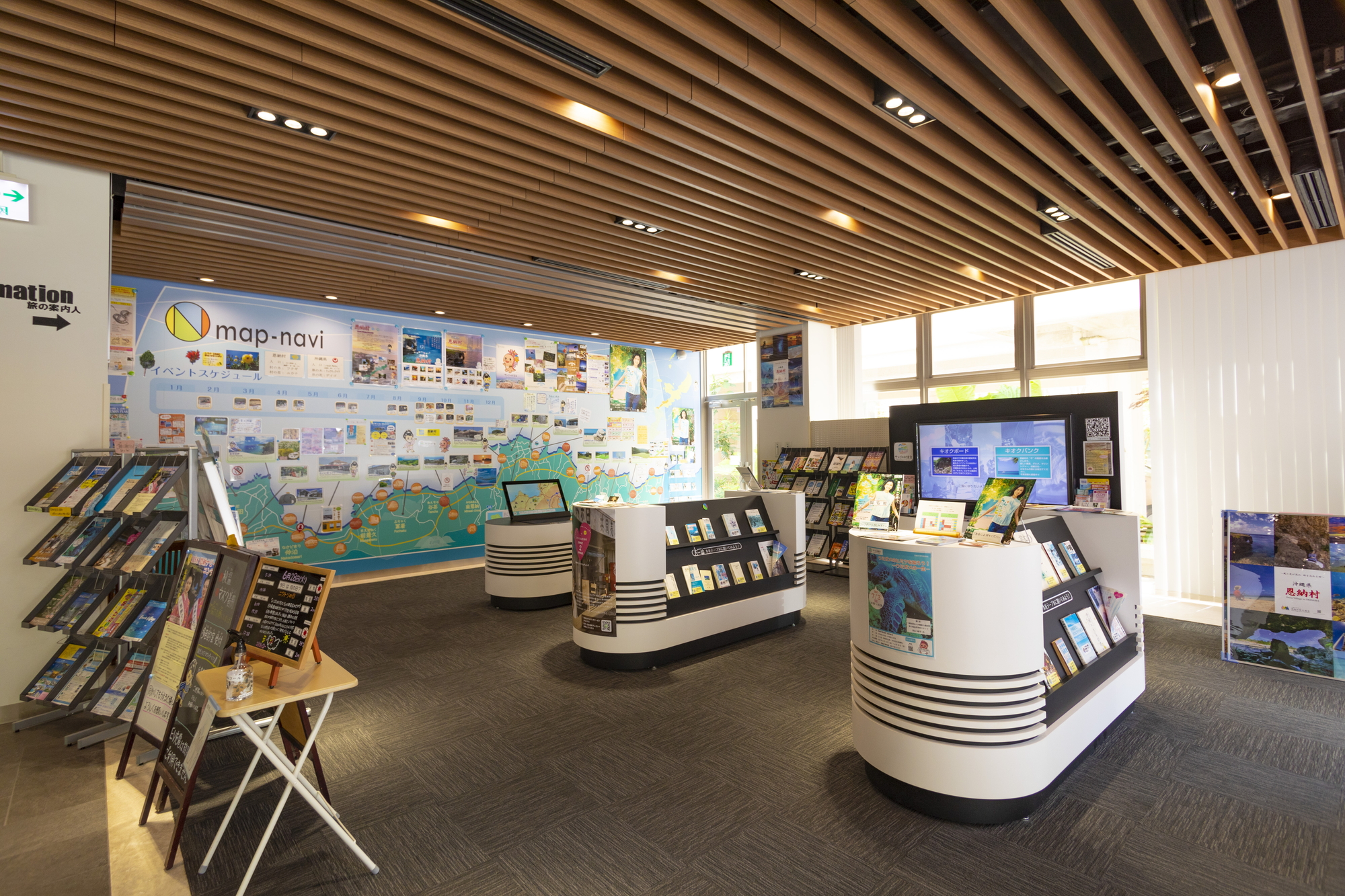 沖縄の海が見えるオフィスでプログラミングをするエンジニア