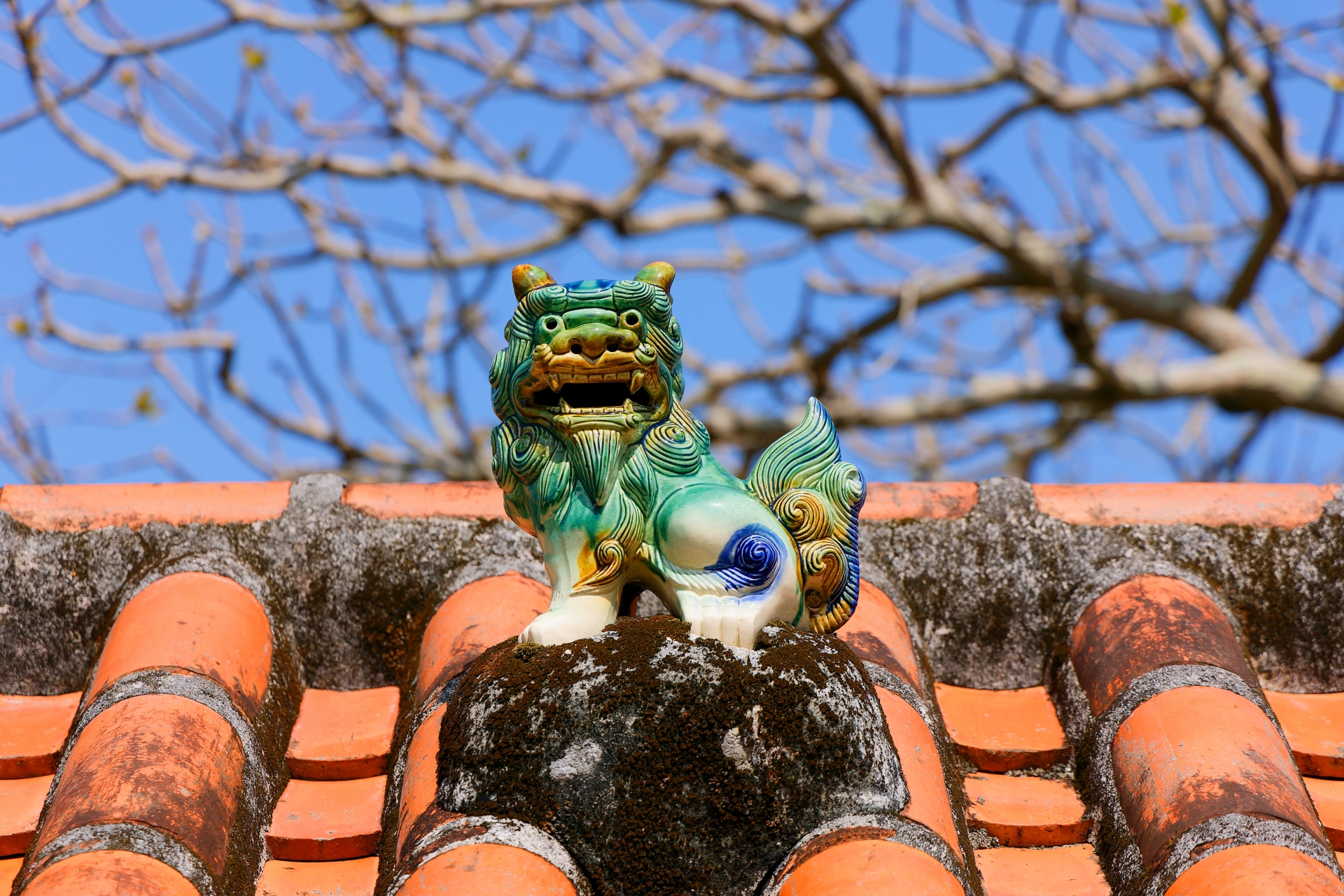 琉球ガラス工房で職人が吹きガラス技法で美しいグラスを制作している様子