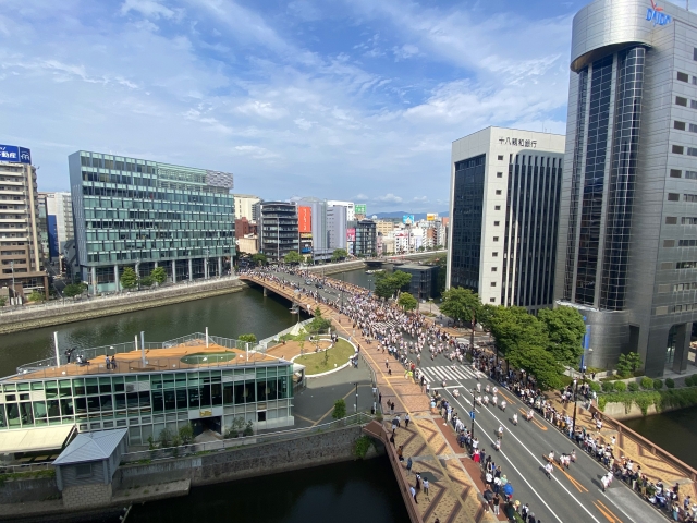 毎年7月に行われる祇園山笠の様子