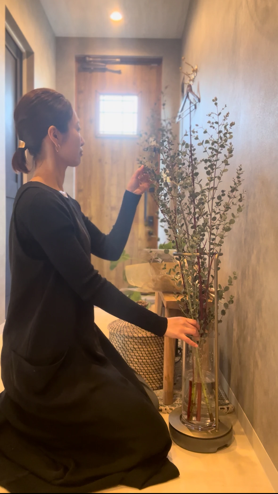 腸サロン内観の風景、植物手入れしてるところ