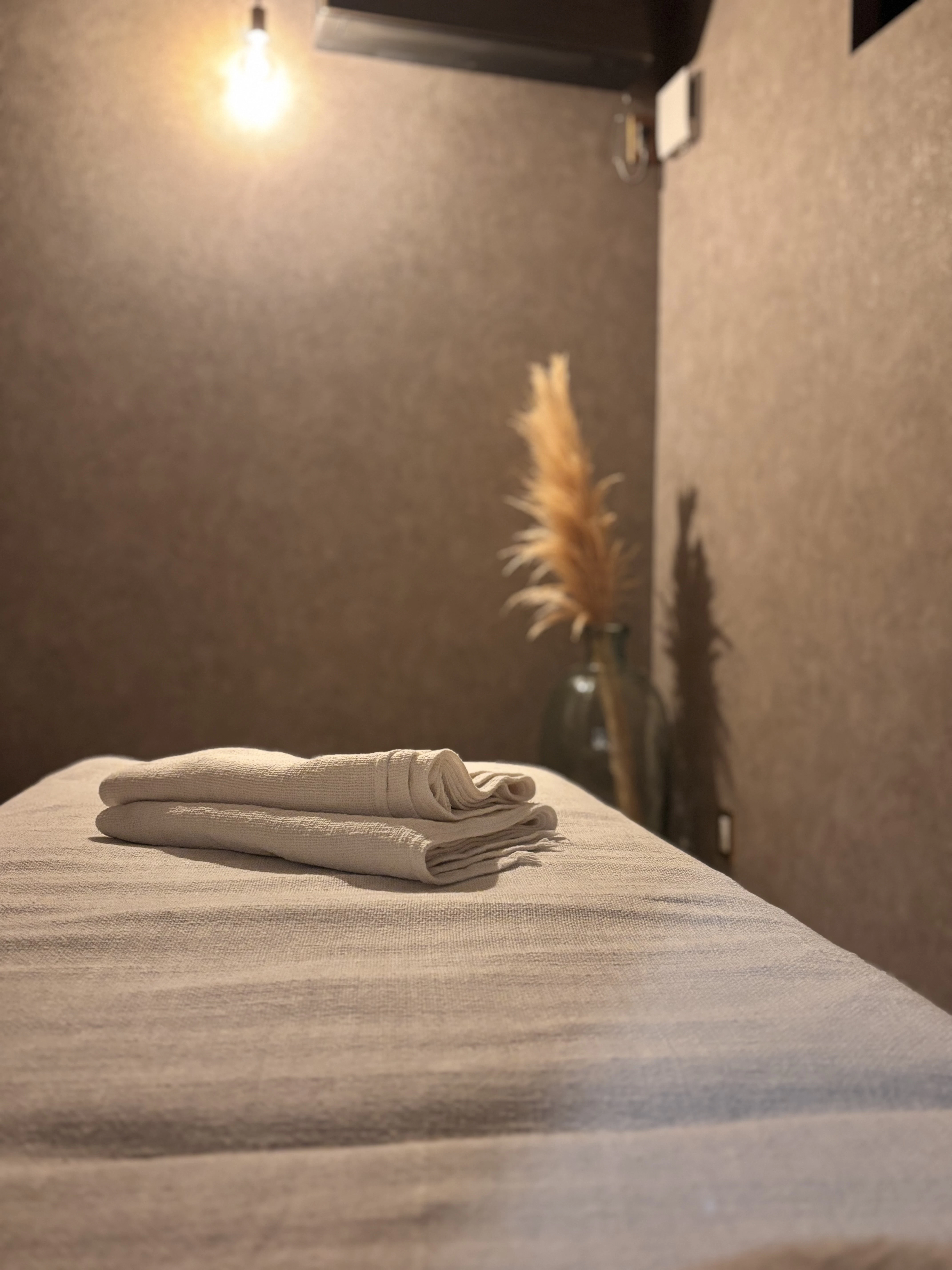 腸律セラピーを施術するサロン内