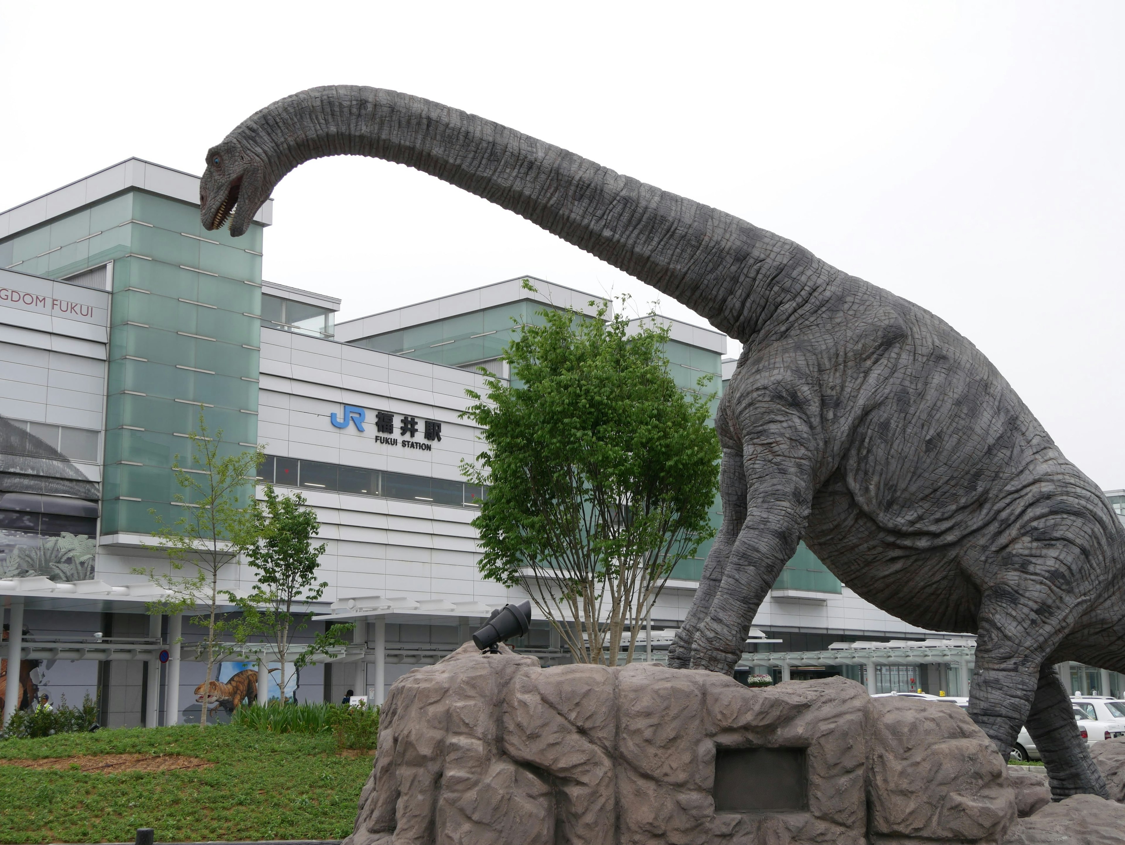 สถานีฟุกุอิ มีไดโนเสาร์ต้อนรับหน้าสถานี