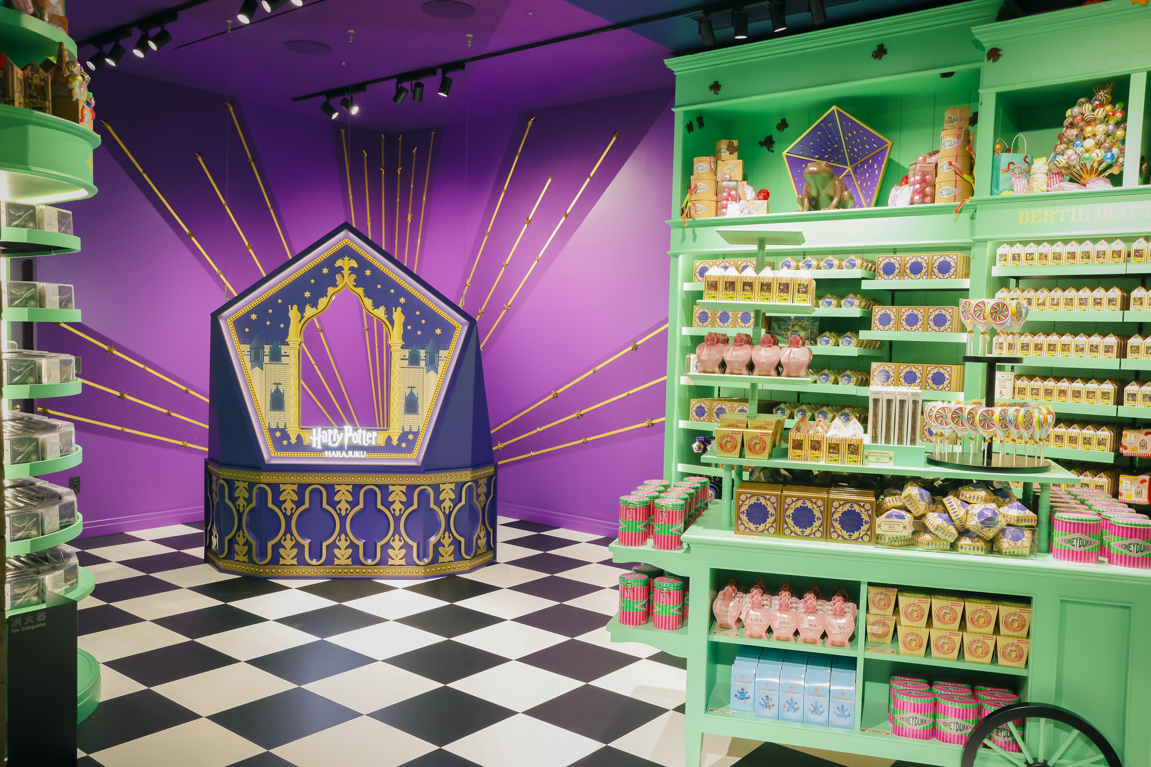 トム・フェルトン、魔法の杖でテープカット ！日本初の旗艦店「ハリー