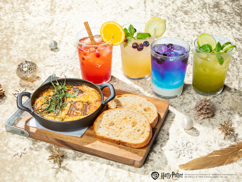 丸の内の冬を“まちまるごと”で楽しむ、多彩なコンテンツの全貌を公開! MARUNOUCHI BRIGHT HOLIDAY 「ハリー・ポッター」丸の内を彩る魔法の雪 丸ビルのシンボルツリーをはじめ、「ハリー・ポッター」の世界観を表現した装飾やスタンプラリー、 限定グッズ&コラボメニューなど、多彩なコンテンツを展開! イルミネーションやクリスマスマーケットとともに、まち全体で華やかなクリスマスを演出