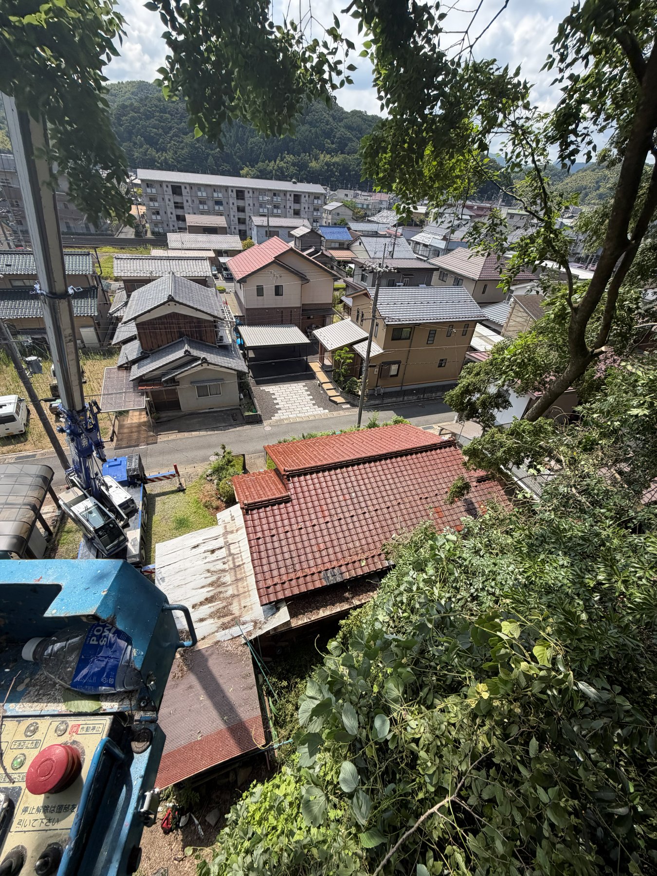 舞鶴市の現場を高所作業車の上から見下ろした様子