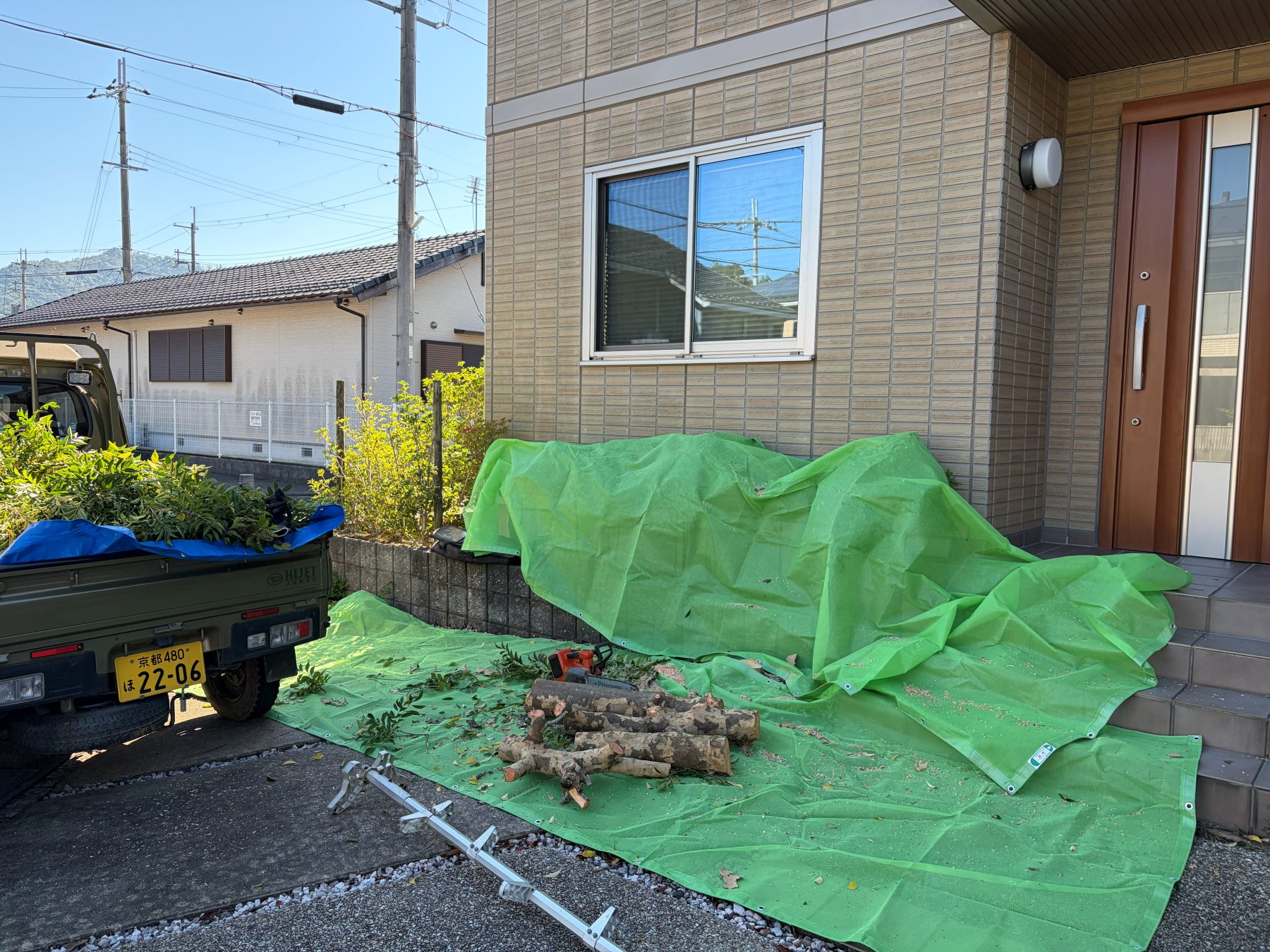 舞鶴市で伐採した枝を集積している様子
