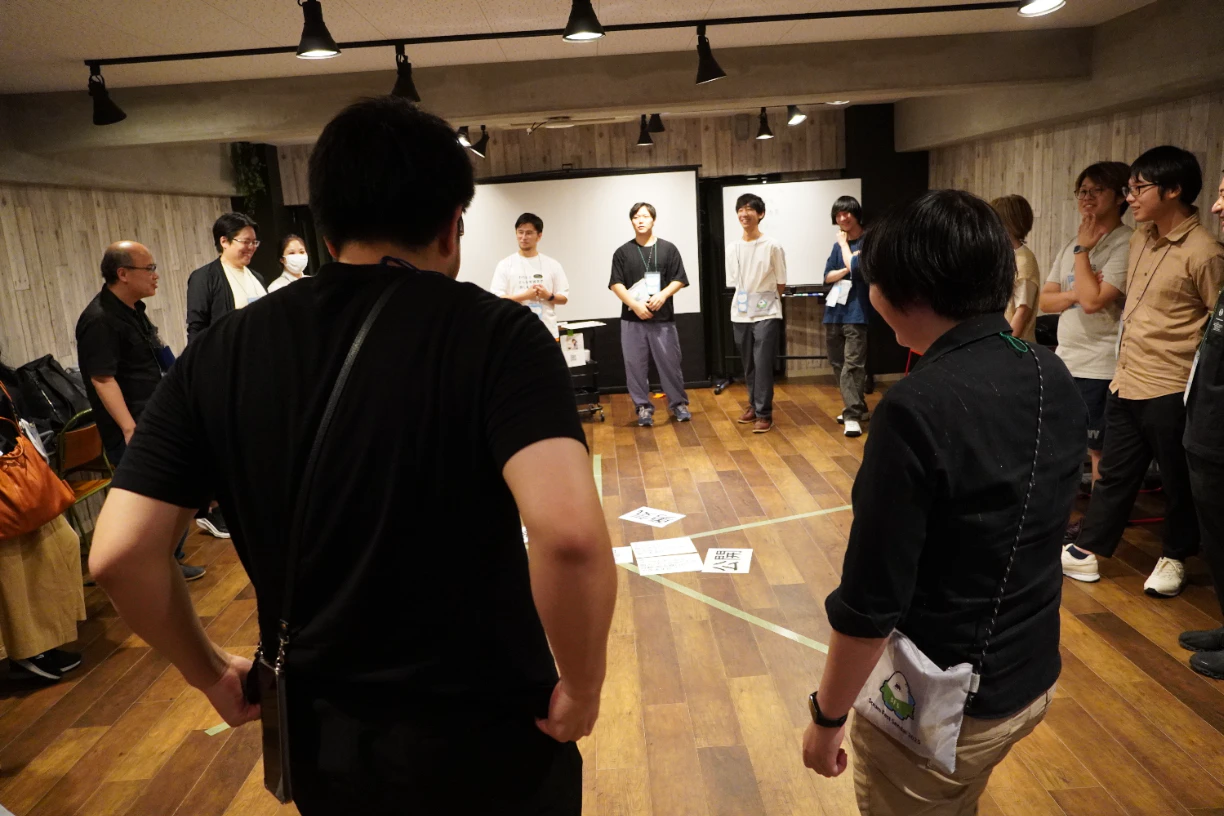 最初に皆で「居酒屋の雰囲気でやろう！」と決め、わいわい