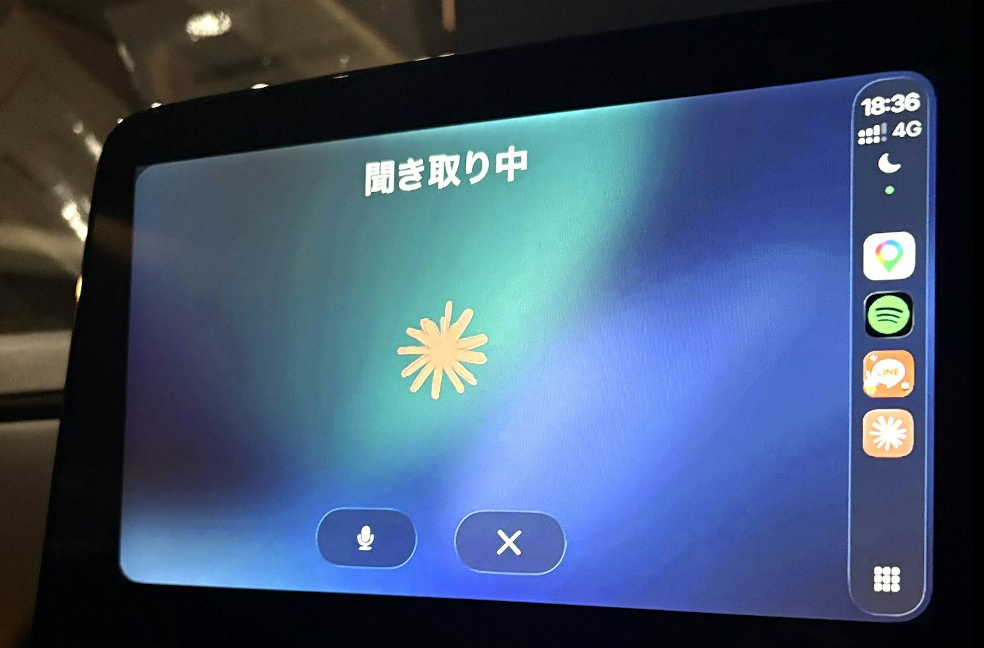 車の画面でClaudeを起動した様子