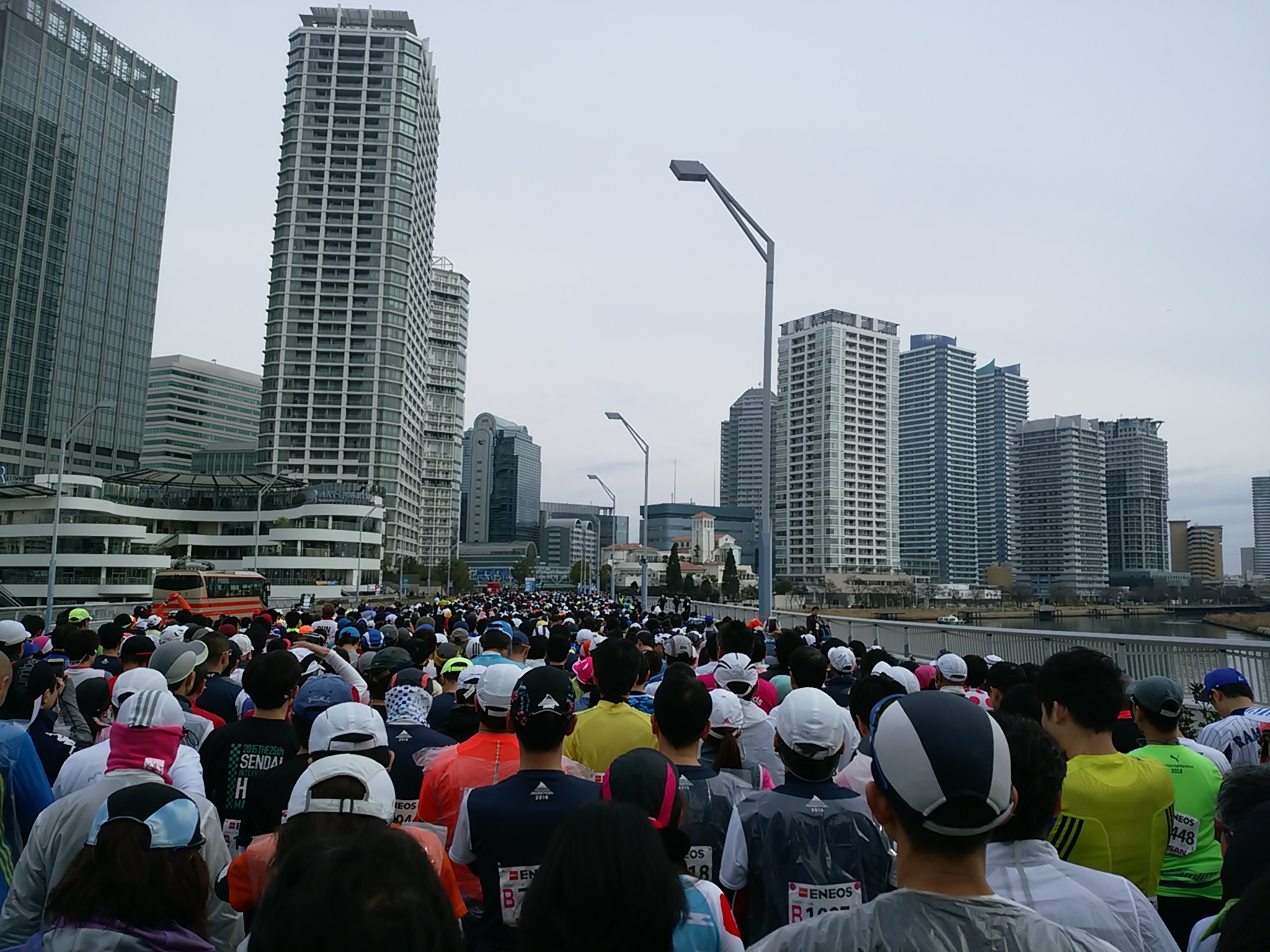横浜マラソン2018 完走タオル 横浜マラソン 2018 一般枠入金締切迫る！／今年の出走記念タオルは・・・‼ 横浜