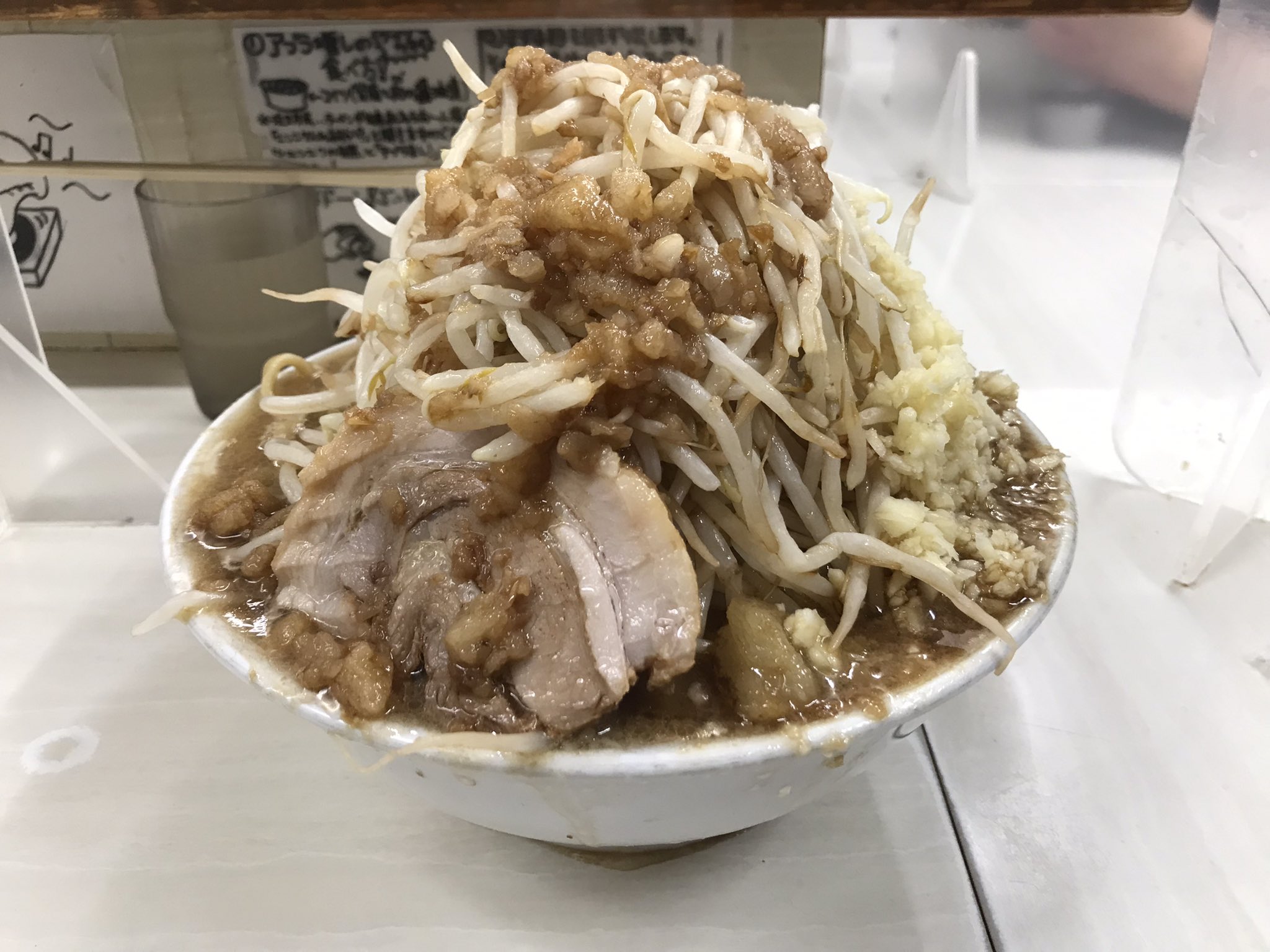 ヤサイマシマシアブラマシマシカラメニンニク。二郎系をよく分かって
