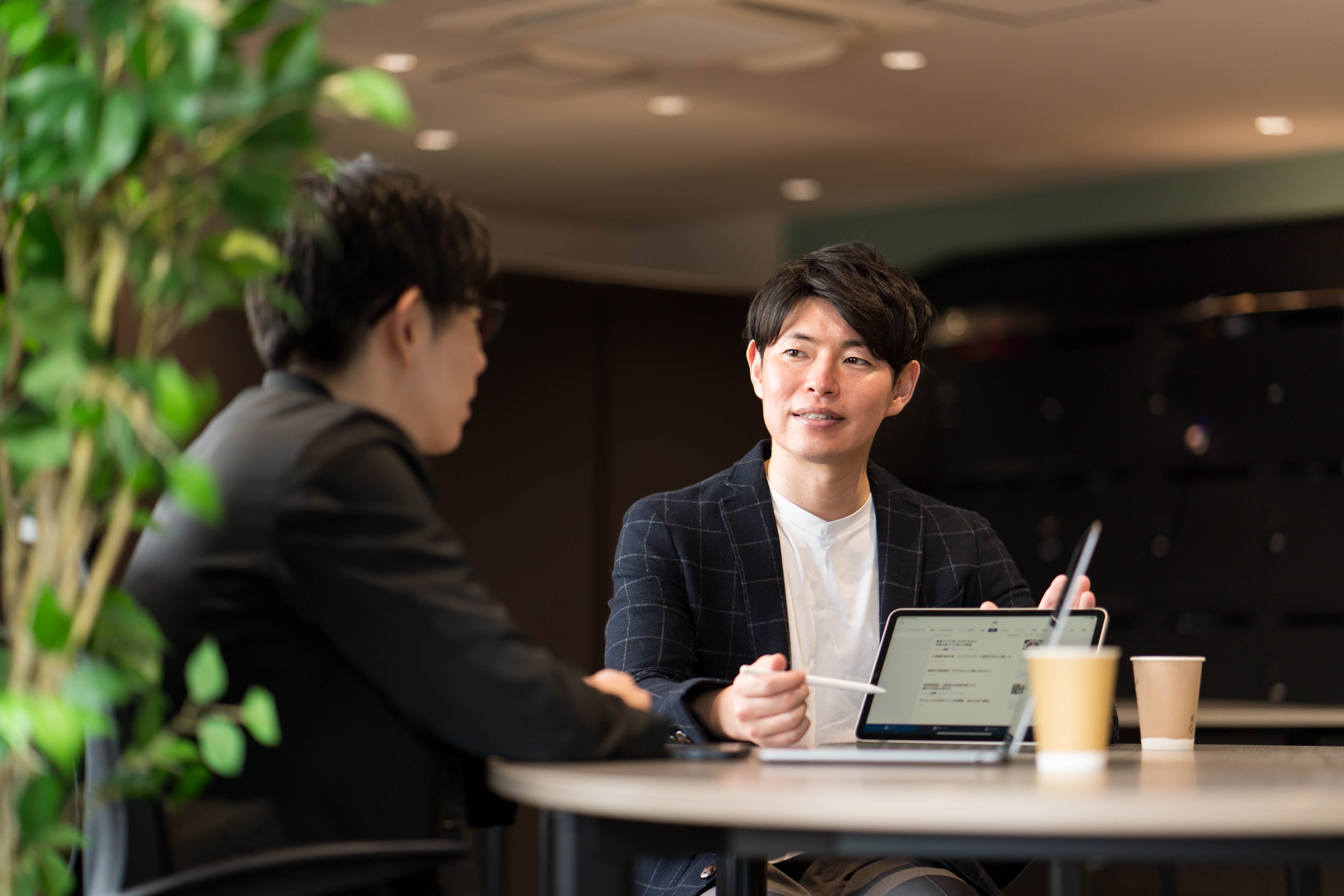 iPadの画面を見せながらクライアントに説明をする中村翔太郎先生の画像