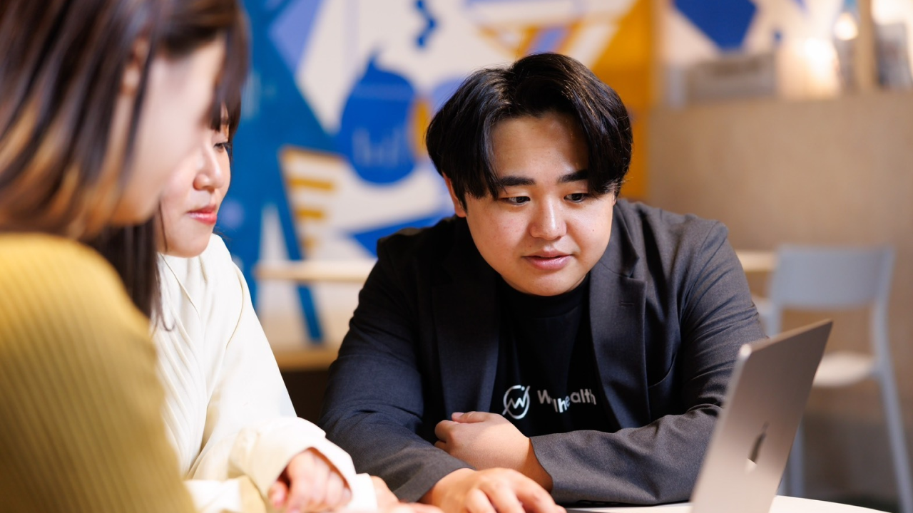 採用担当者と話す株式会社ウェルヘルス代表土井氏