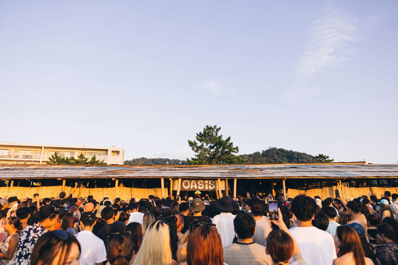 「変わらない」自然体が世代を超えたコミュニティへ、45年目の海の家OASIS