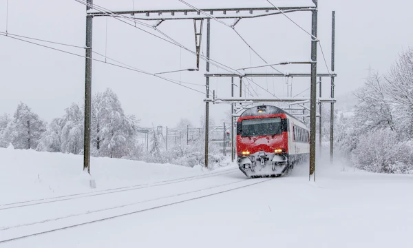 雪で鉄道が止まる理由、止めないための工夫アイキャッチ