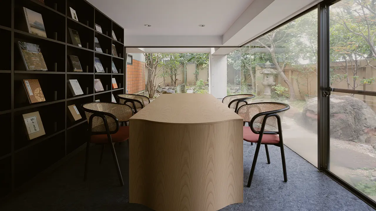 会議室と庭園の風景