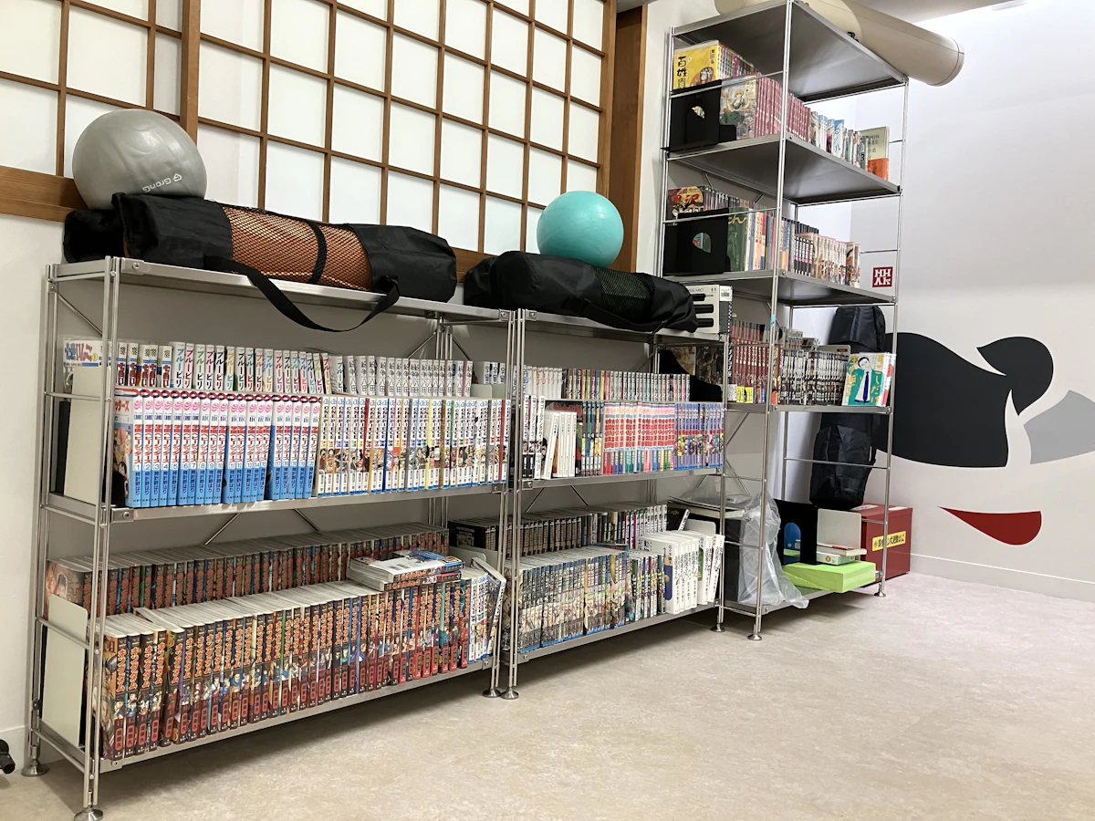 スタッフのおすすめでつくる、オフィスの漫画本棚アイキャッチ