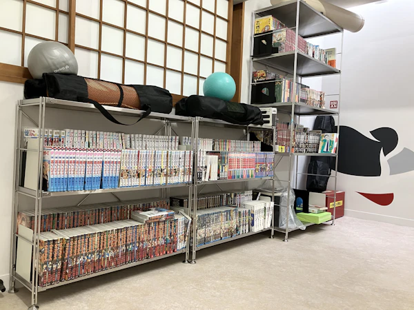 スタッフのおすすめでつくる、オフィスの漫画本棚アイキャッチ