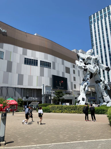 ガンダム前に集合