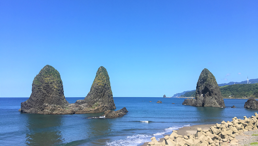 せたな町のシンボル「三本杉岩」