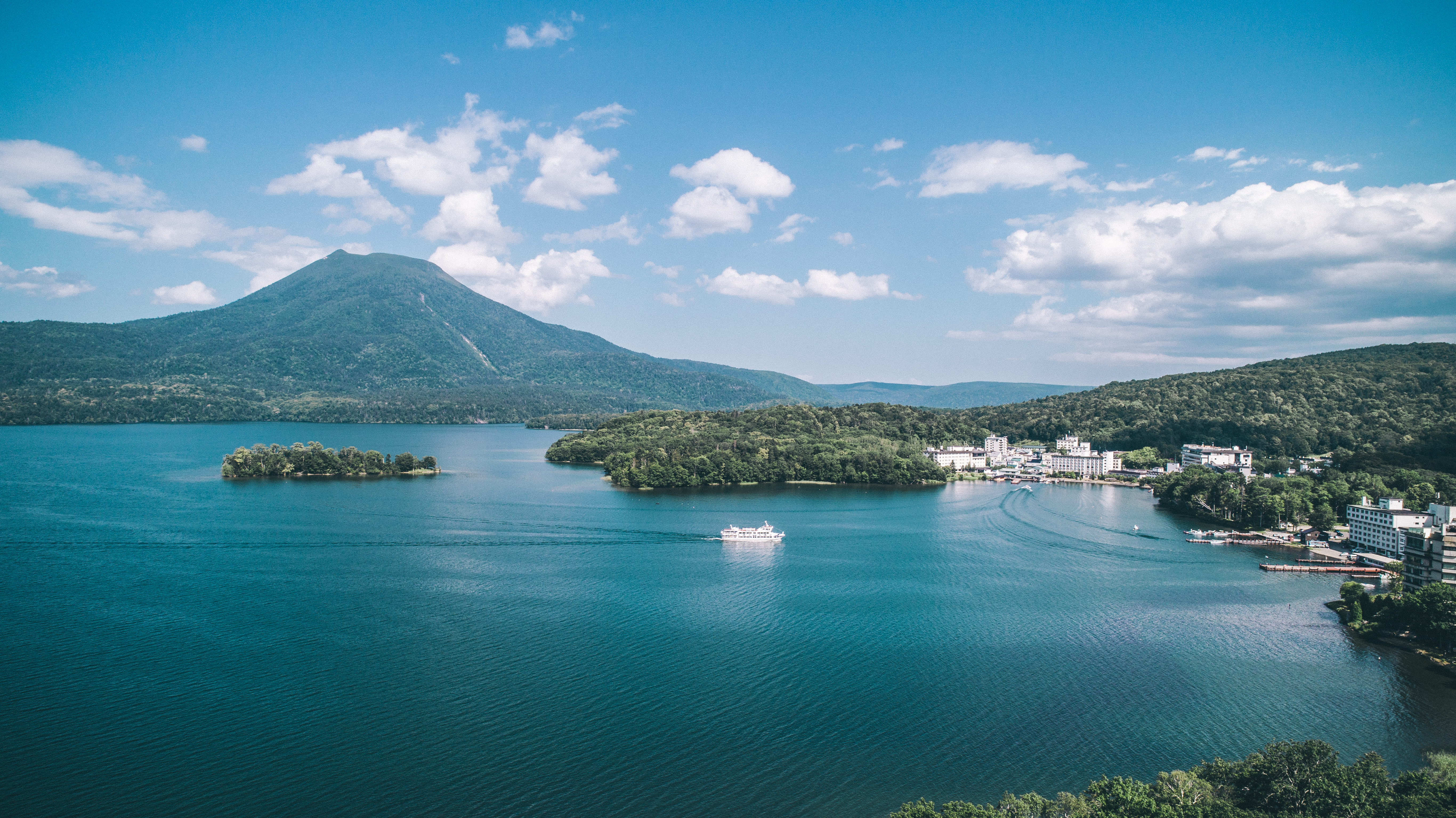 阿寒湖と遊覧船