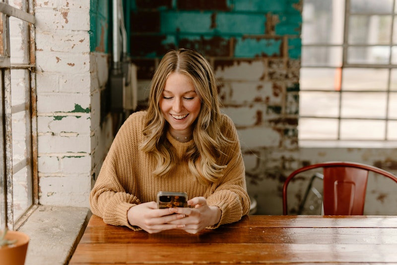 person-researching-causes-of-lower-belly-fat