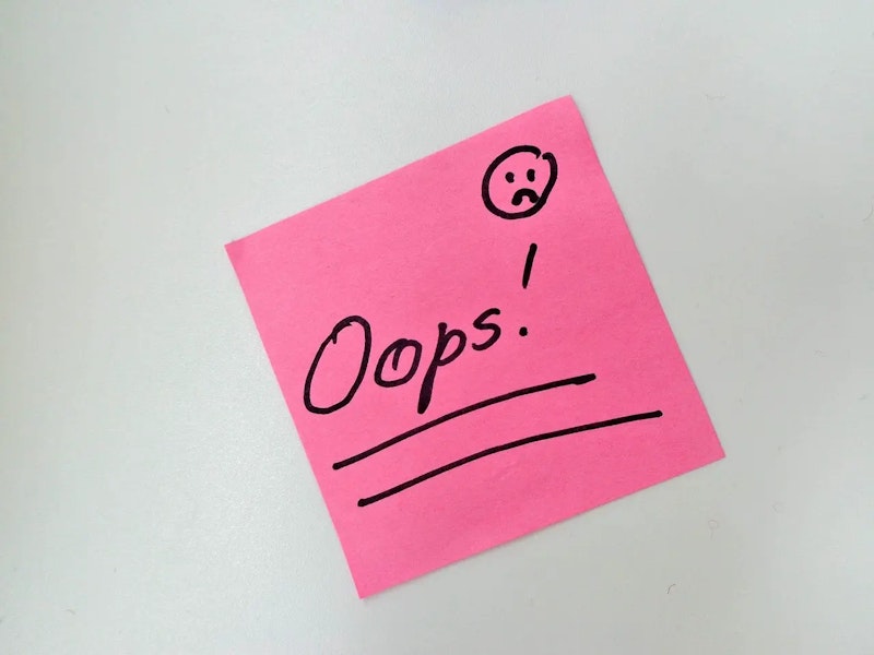 Common personal training mistakes beginners make, symbolized by an 'Oops' sticky note