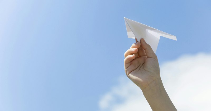 大空へ向かって紙飛行機を飛ばそう!