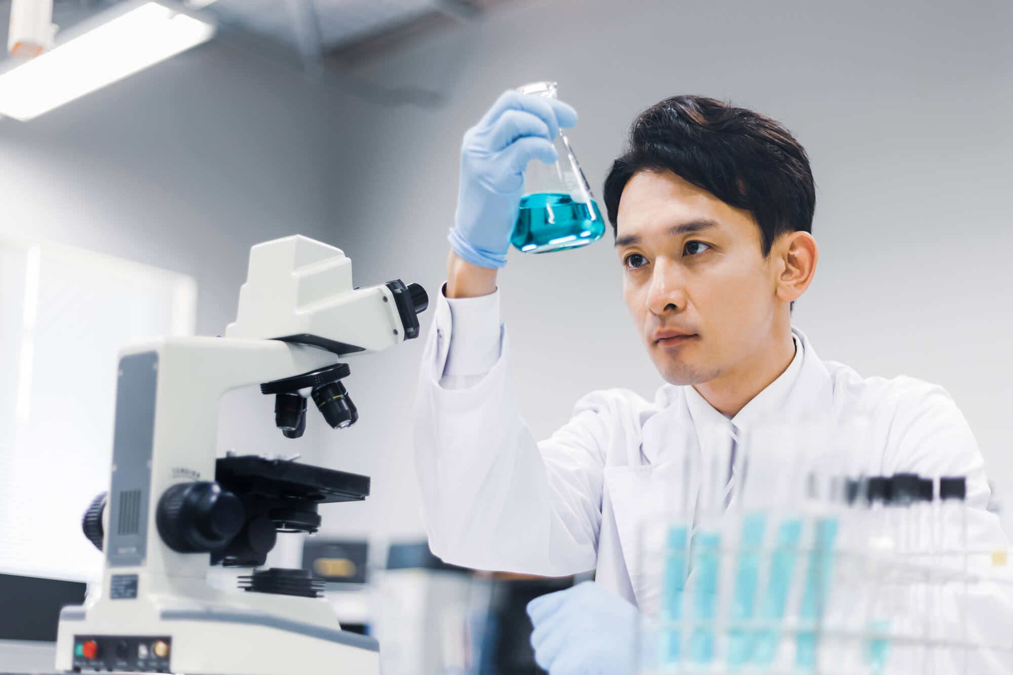 創薬研究者ってどんな仕事？就職先や働く方法から「未経験は無理？」の実態まで解説