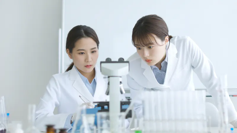 医学研究者の年収はいくら?基礎医学研究者・医師との違いも解説